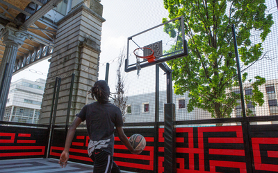 Jeune jouant au basket