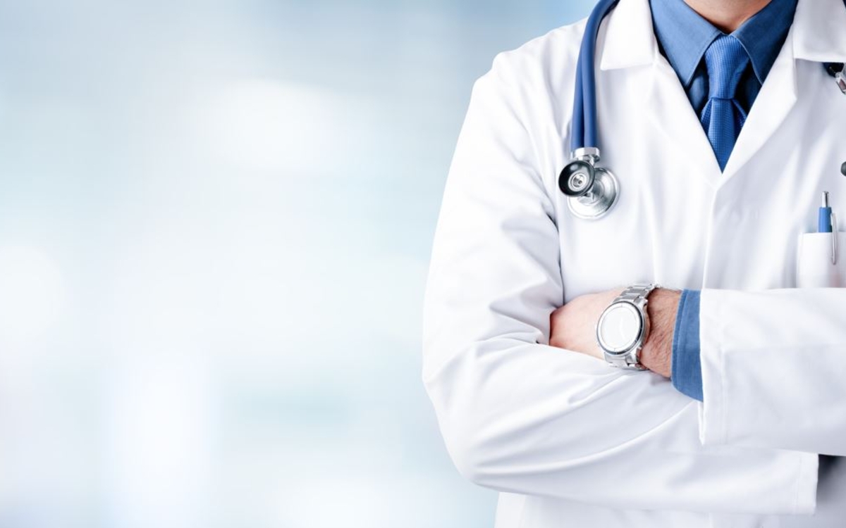 Médecin pose avec matériel