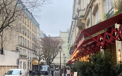 cour parisienne végétalisée avec terrasse de restaurant