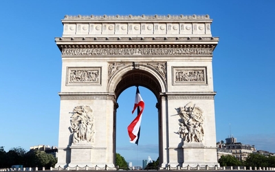 Arc de triomphe avec drapeau français