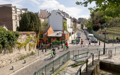 Visuel d'une rue piétonne sur la butte Montmartre