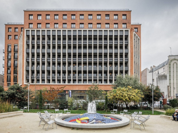 Un immeuble et un square