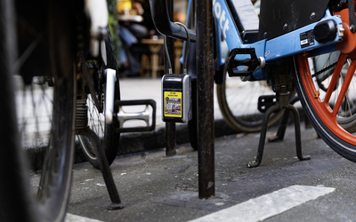 Boitier à clefs dans Paris, entouré de vélos.