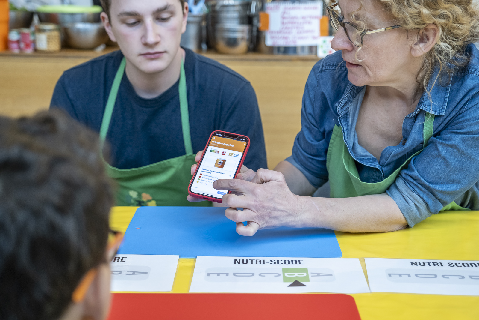 une dame montre le nutri-score