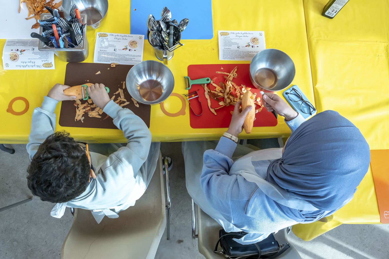 une maman est son fils préparent une recette 