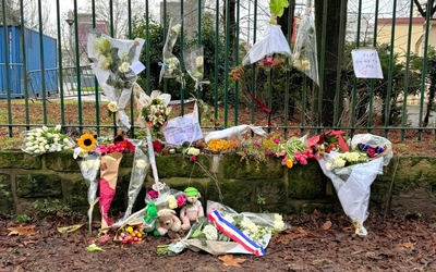 Fleurs et messages laissés en souvenir d'Elias, avenue Maurice d'Ocagne