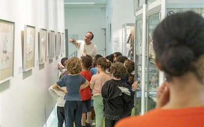 Des enfants en train d'observer des oeuvres dans une bibliothèque