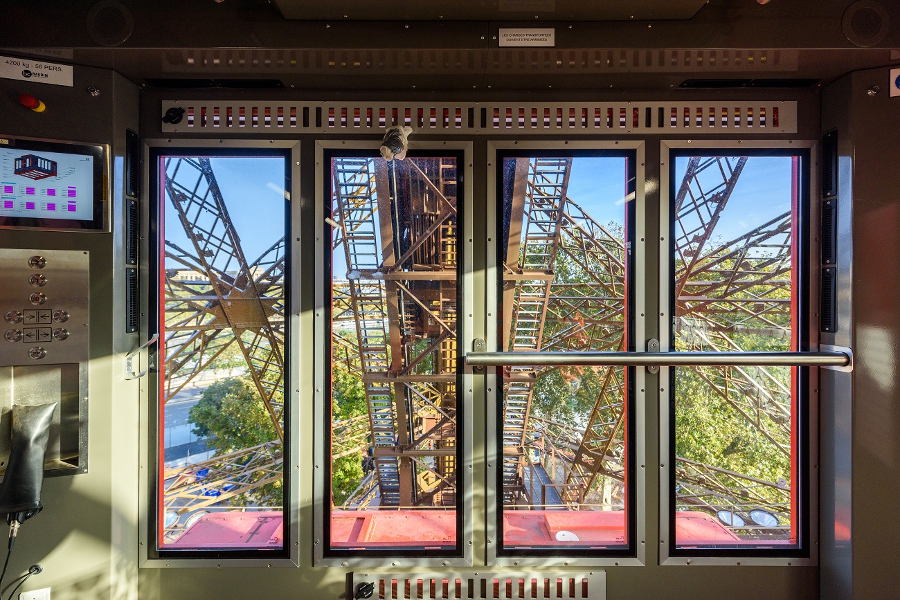 L'intérieur de la cabine de l'ascenseur