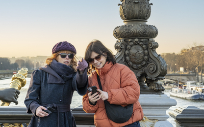 Deux femmes sur un pont