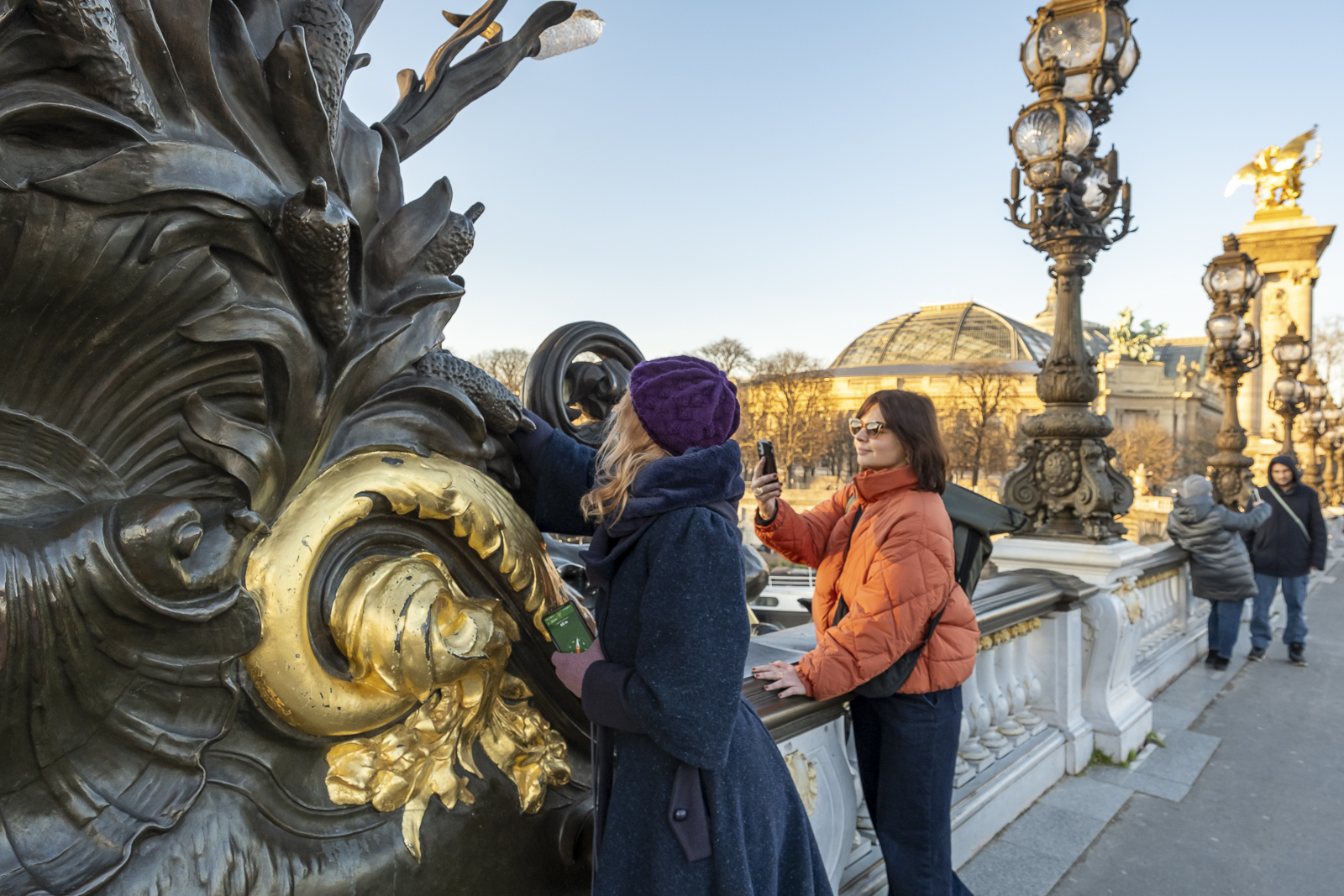 Deux femmes sur un pont