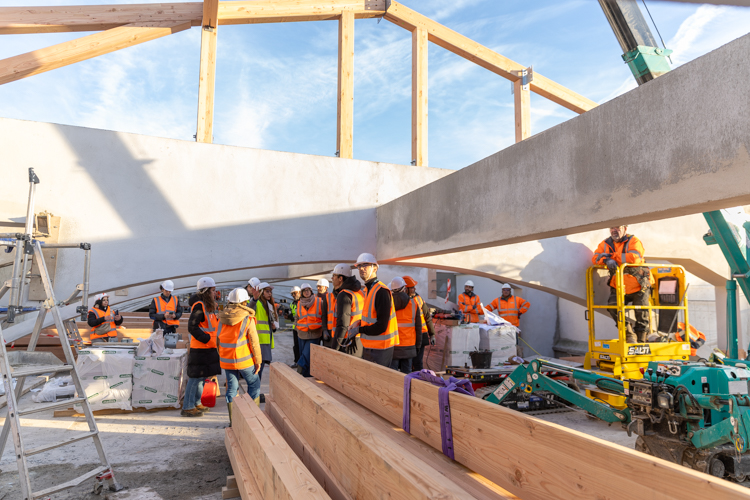 le toit de la piscine en chantier