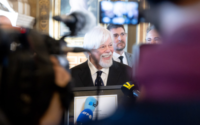 Remise de la Citoyenneté d'honneur de la Ville de Paris à Paul Watson par la Maire. 