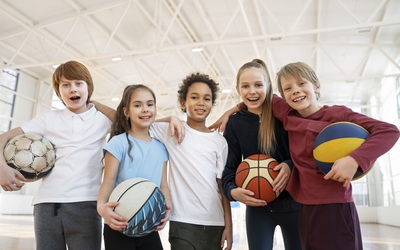 Des enfants avec des ballons