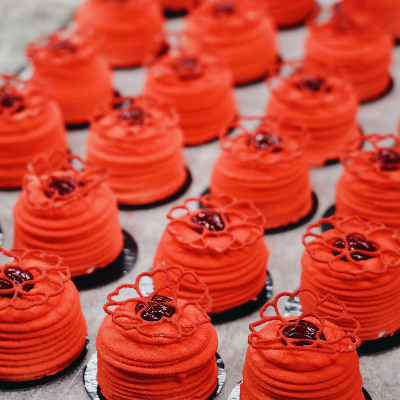 Gâteau de couleur rouge pour les amoureux 