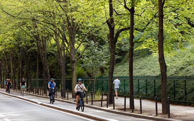 Photo de la piste cyclable avenue Gambetta depuis la place Martin Nadaud jusqu'au boulevard de Ménilmontant