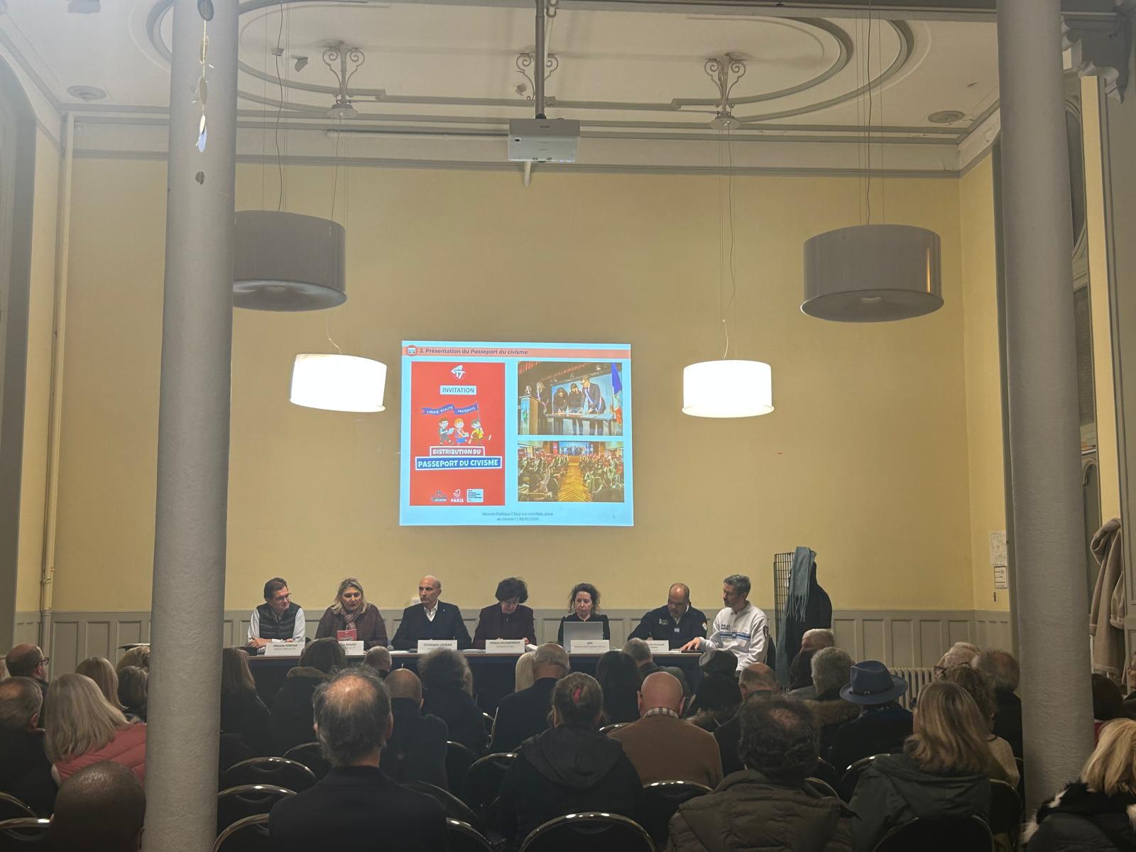 Photo d'une réunion publique dans le lycée carnot