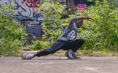 Photo de Boubou qui s'entraine au break dance