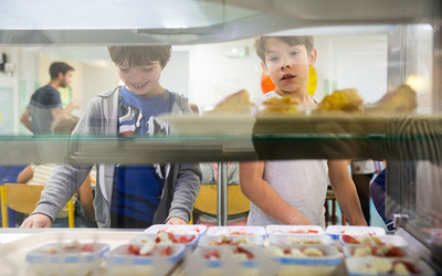 Photo d'enfants à la cantine