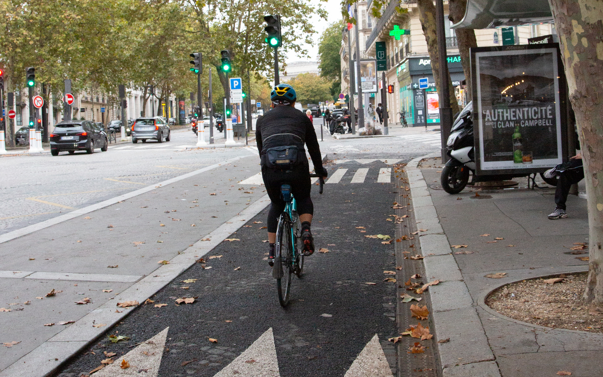 Un cycliste boulevard Haussmann dans le 8ème. 