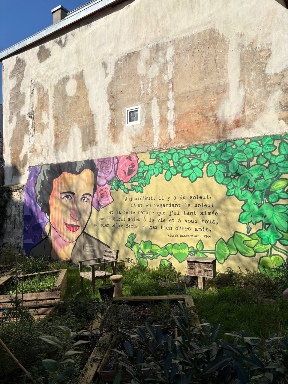 Photo fresque de Mélinée Manouchian dans le jardin partagé de la rue du Groupe Manouchian signée de l’artiste JBC Jean Baptiste Colin