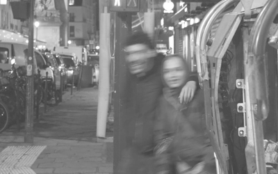 Homme et femme flous devant un feu tricolore