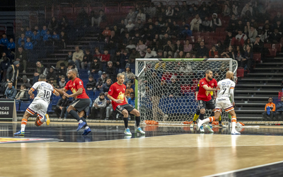 Joueurs de futsal en action. 