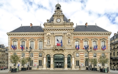 Façade de la mairie du 19e face aux Buttes Chaumont