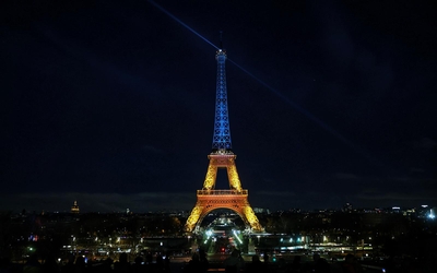 Tour Eiffel illuminée aux couleurs de l'Ukraine, le 24 février 2025.