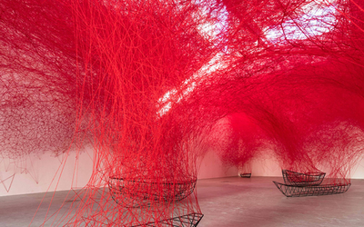 L'oeuvre de Chiharu Shiota représentant un réseau de fils de laine rouges