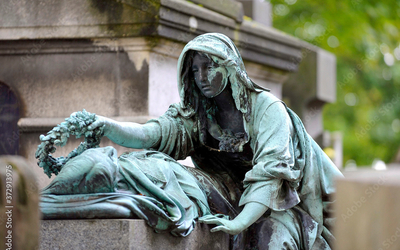 Il s'agit d'une statue du Père Lachaise