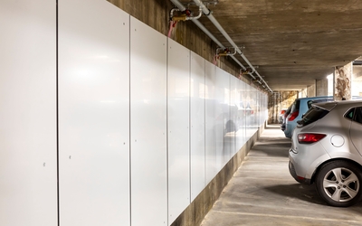 photo de panneaux situés dans un parking souterrain