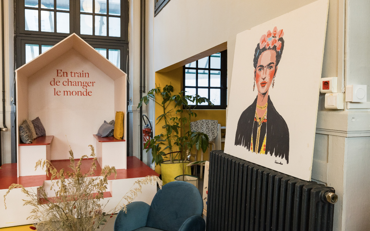 Les locaux de la Cité Audacieuse avec un dessin de Frida Kahlo sur le mur.