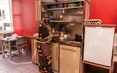Une maman dans sa kitchenette au centre d'hébergement d'urgence de Crimée