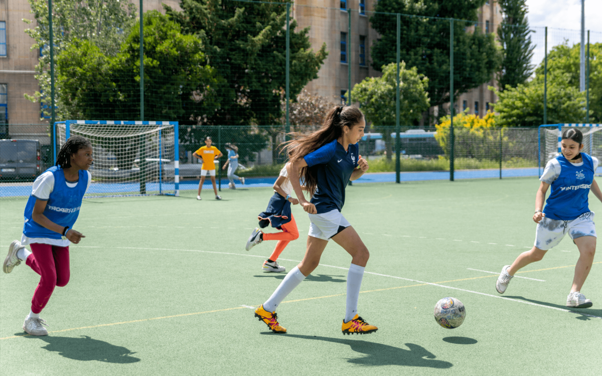 femmes jouant au football