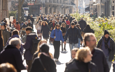 Une foule de personnes se promenant sous le soleil hivernal