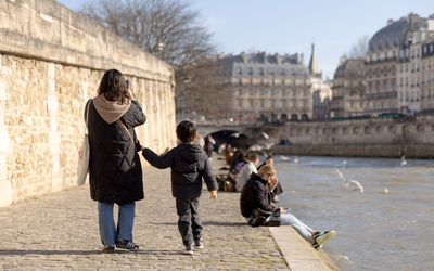 Promenade, au soleil, sur les berges.