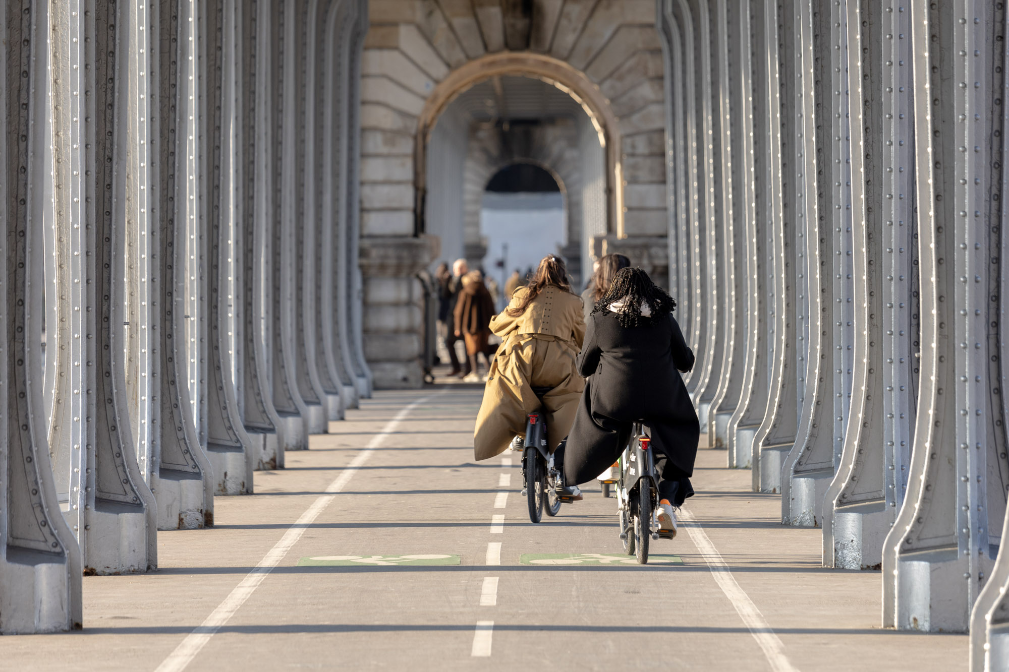 Des promeneurs sous le Pont Bir Hakeim 