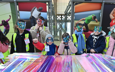 Des enfants posent avec des masques colorés qu'ils ont fabriqué 