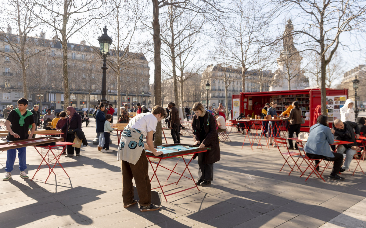 Des enfants jouent à la ludothèque Place de la République.