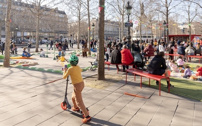 Enfant sur une trotinette