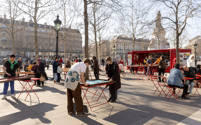 Des enfants jouent à la ludothèque Place de la République.