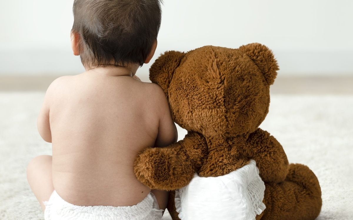 Un bébé avec un doudou