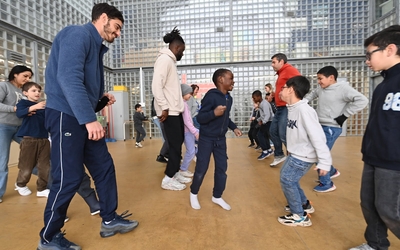 des enfants de CM1 et de l’Unité d'enseignement en élémentaire autisme à l'école Gutenberg sont initiés à la danse urbaine 