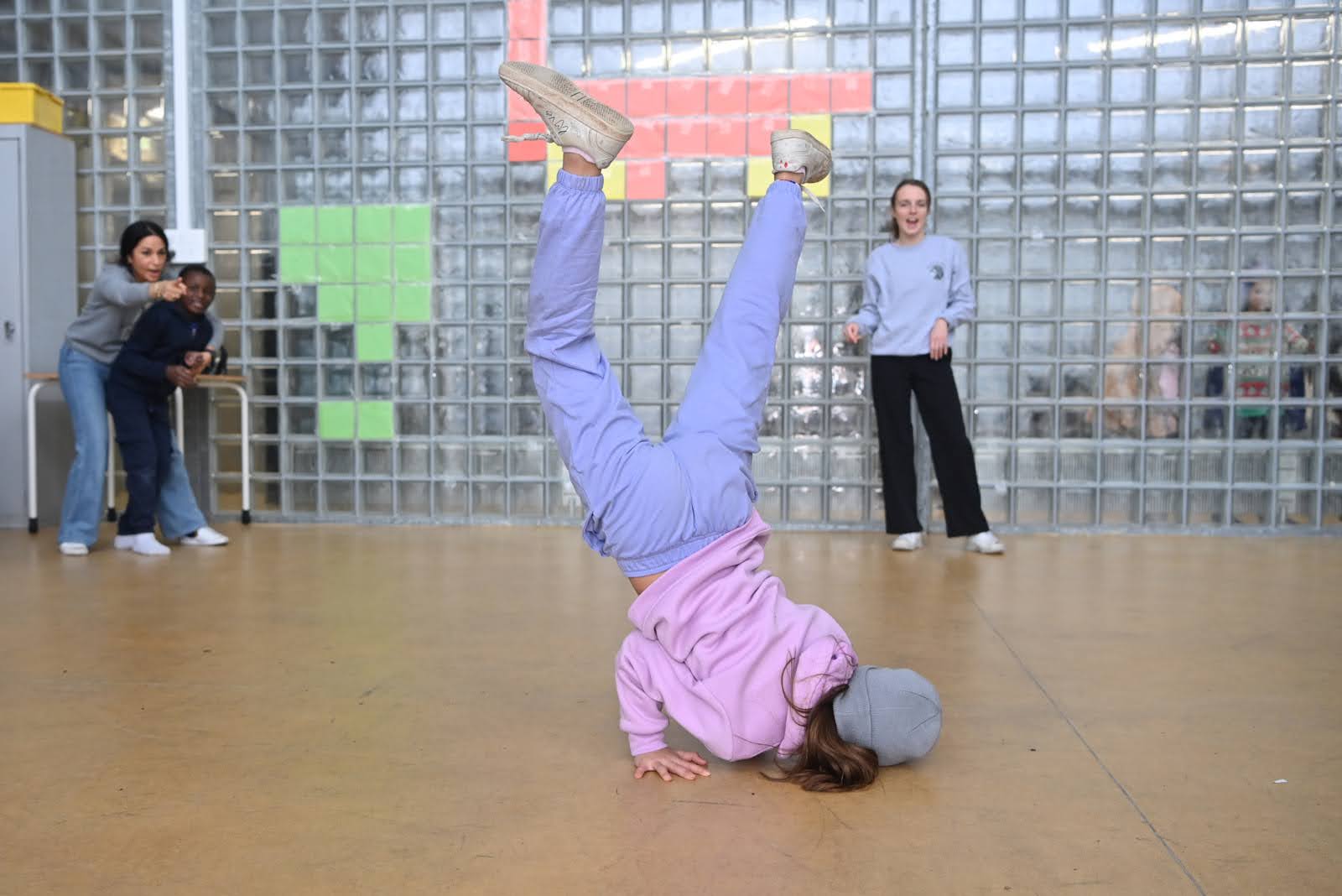 Elève de CM1 faisant une figure de break danse