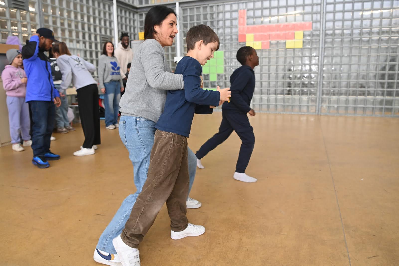 Les enfants de l’Unité d'enseignement en élémentaire autisme sont guidés par leur accompagnateur.