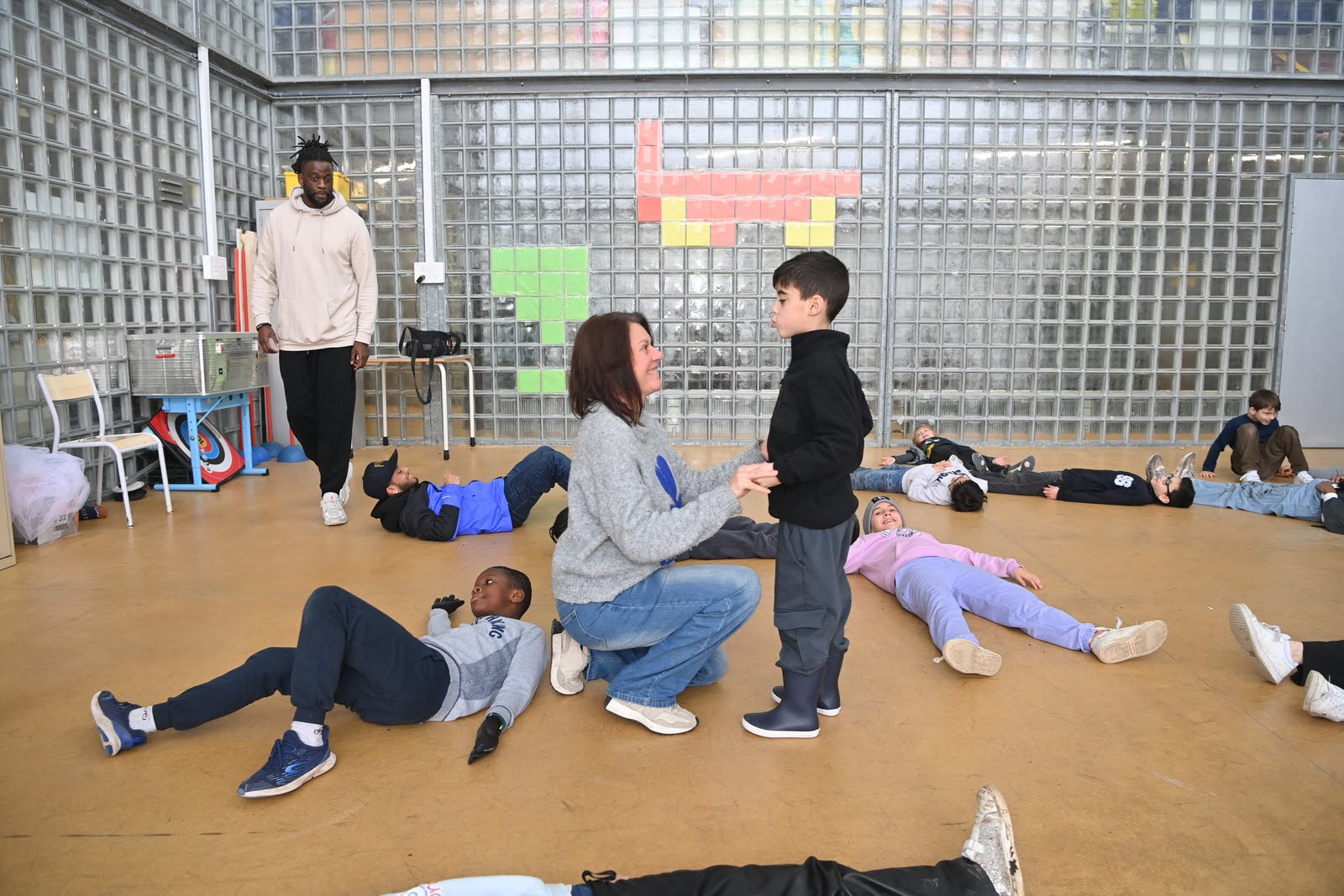  Les jeunes danseurs s'allongent pour se relaxer. 