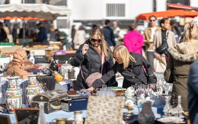 Deux femmes chinent place de la Bourse