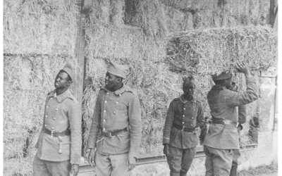 Tirailleurs africains devant un mur