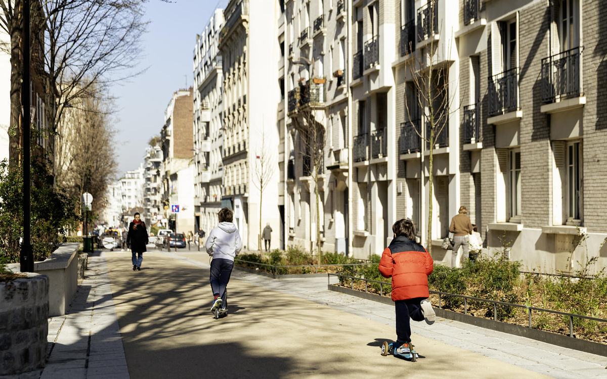 Deux enfants qui font de la trottinette