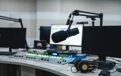 Équipement multimédia dans la salle de diffusion d'une station de radio